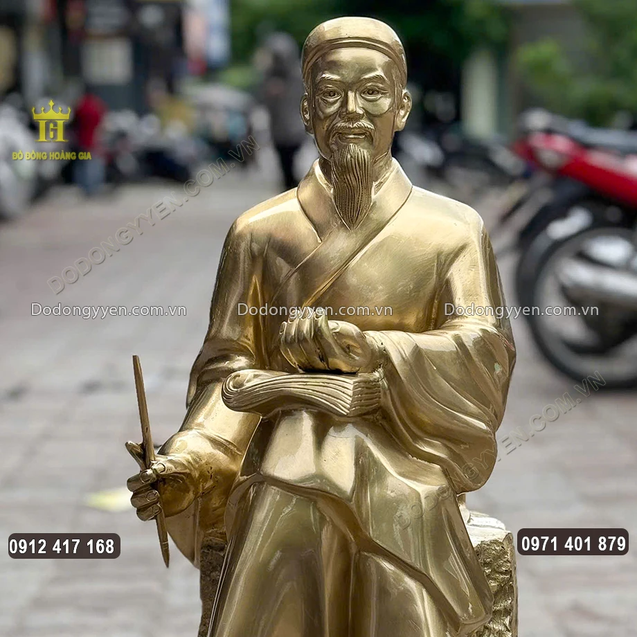 Gương mặt Ngài được chạm khắc sắc nét